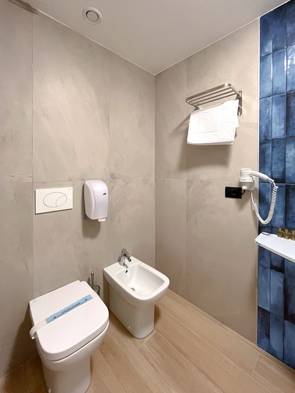 Bagno della camera doppia con asciugacapelli