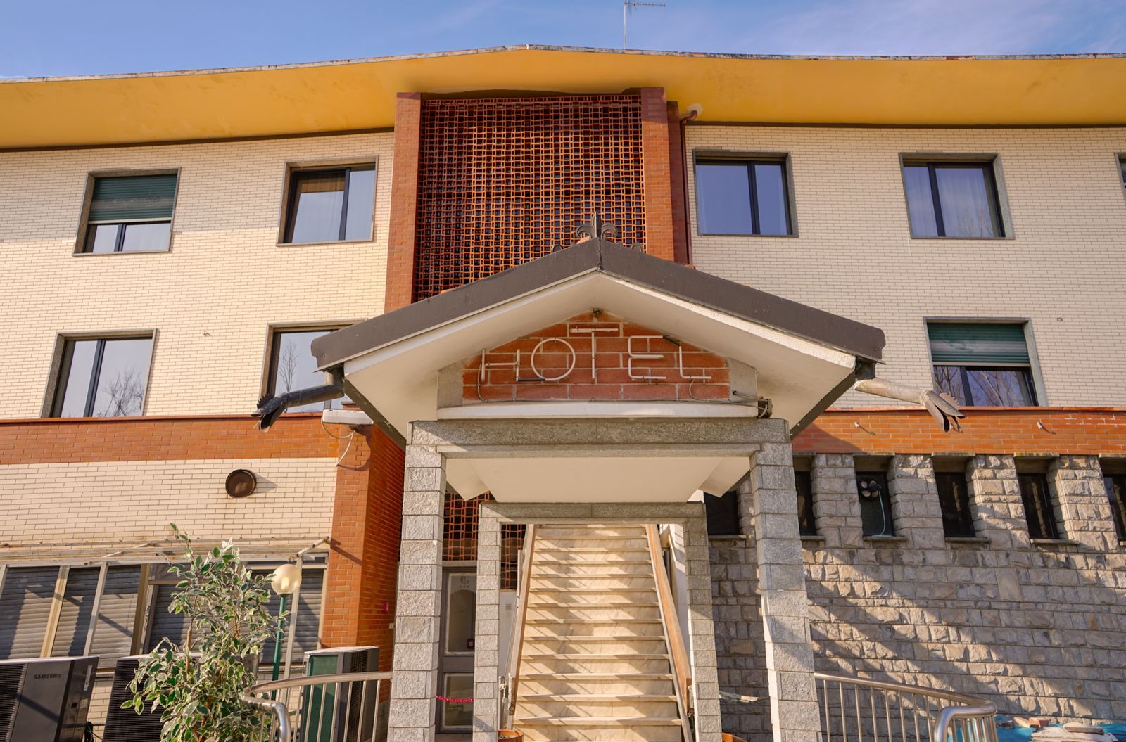 Ingresso dell’Hotel Garden con insegna e scala di accesso