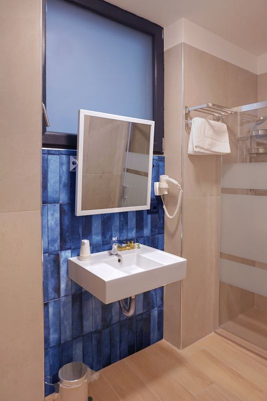 Bagno della camera quadrupla con specchio e asciugacapelli