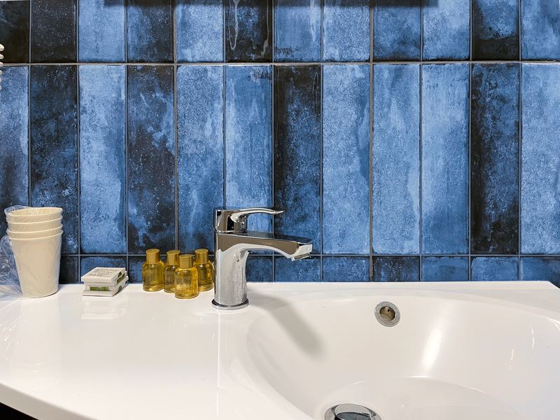 Lavabo con set di cortesia e piastrelle blu