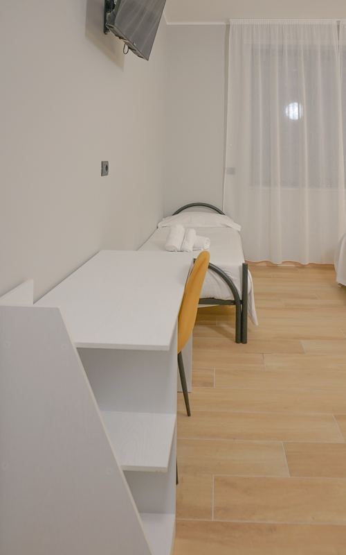 Scrivania e letto singolo nella camera tripla