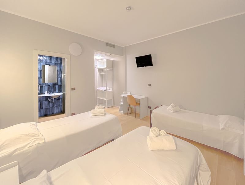 Camera tripla con TV e ingresso del bagno