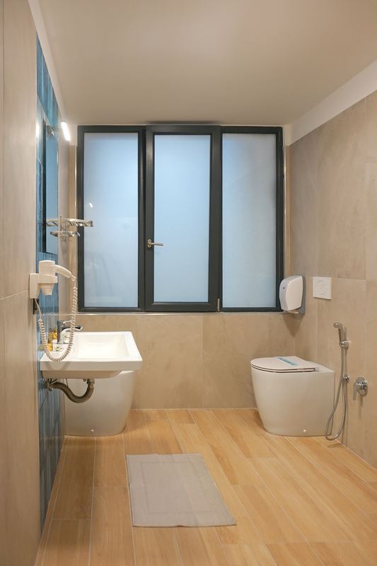Bagno della camera tripla con finestra